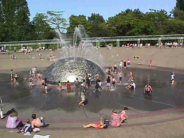 Fountain.jpg (70471 bytes)